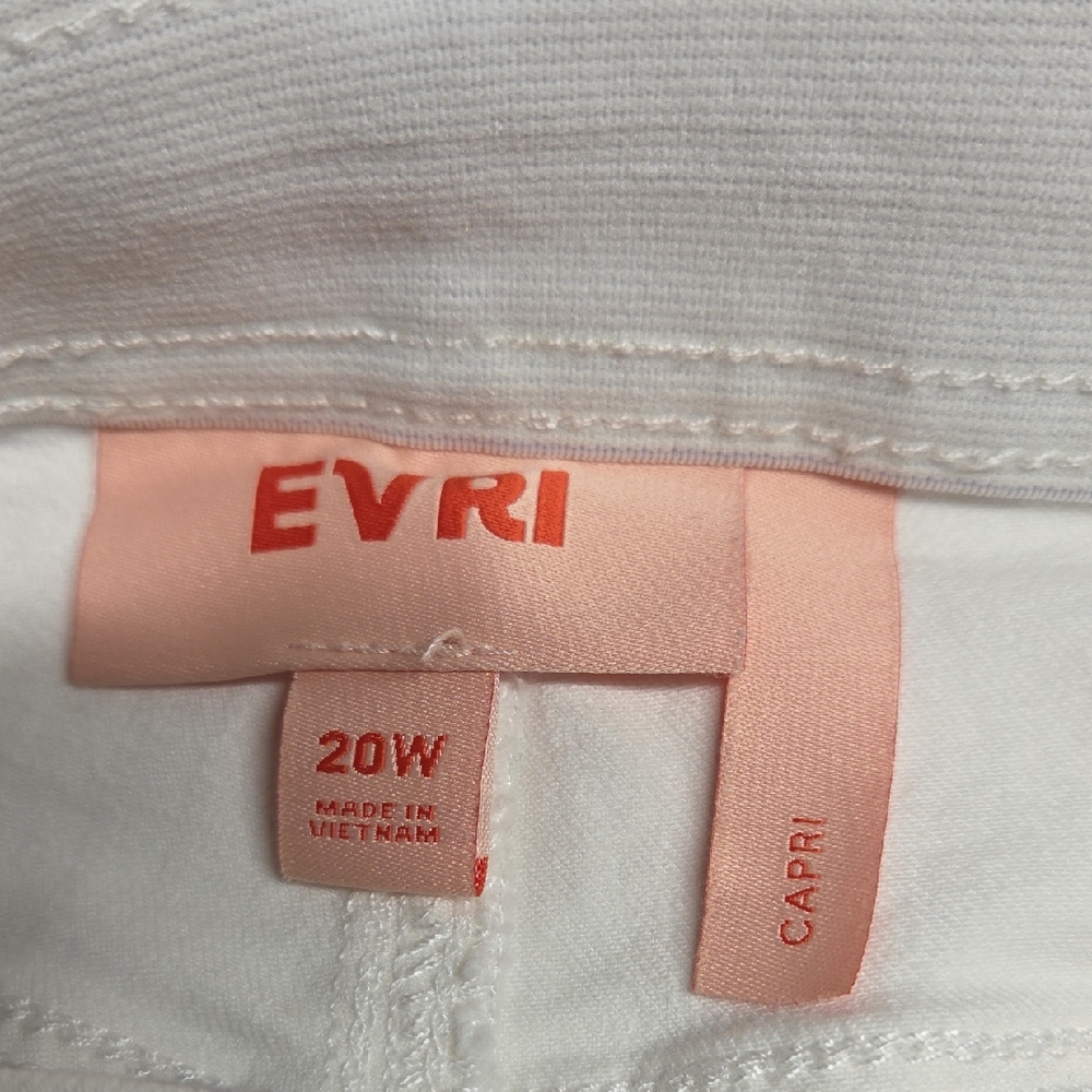 EVRI White Capri Jeans with Pink Label Detail - Picture 2 of 3